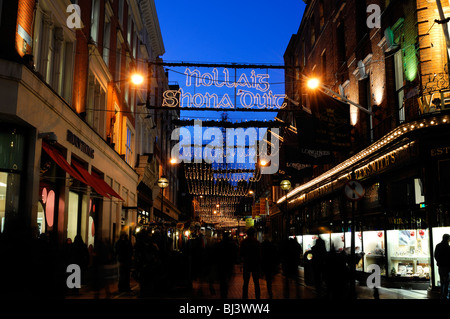 Weihnachtsbeleuchtung Dekorationen Wicklow Street Dublin Stadt Irlands traditionelle Gruß Frohe Weihnachten an euch im gälischen Stockfoto