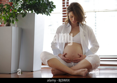 Porträt einer jungen schwangeren Frau "32 s Stockfoto