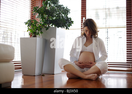 Porträt einer jungen schwangeren Frau "32 s Stockfoto