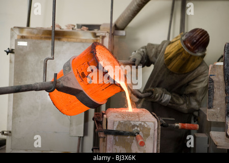 Arbeiter in einer Kunstgiesserei, Wiesbaden, Deutschland Stockfoto