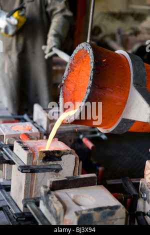 Arbeiter in einer Kunstgiesserei, Wiesbaden, Deutschland Stockfoto