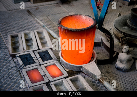 Arbeiter in einer Kunstgiesserei, Wiesbaden, Deutschland Stockfoto