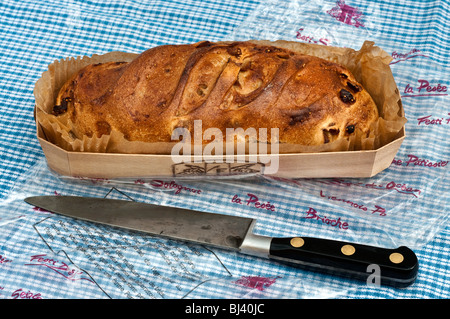 Französisch Fig Laib in Wrapper auf Steckbrett. Stockfoto