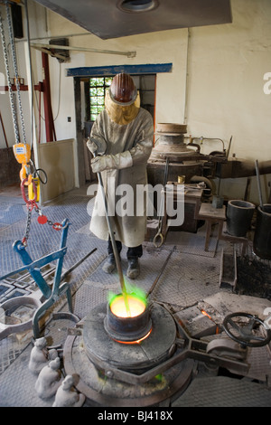 Arbeiter in einer Kunstgiesserei, Wiesbaden, Deutschland Stockfoto