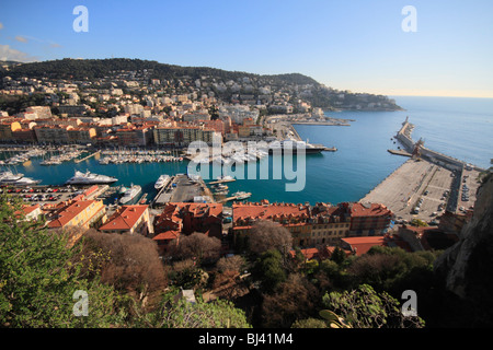 Hafen, gesehen von der Schloss-Hügel, auf dem richtigen Parkplatz für die Fähre nach Korsika, Nizza, Alpes Maritimes, Région Provence-Al Stockfoto