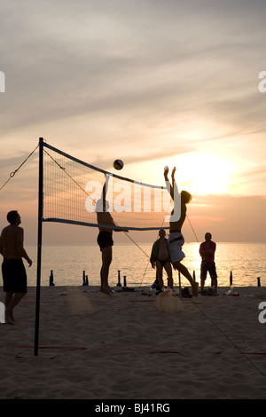 Männer spielen Beach-Volleyball am Karon beach - Phuket - Thailand Stockfoto