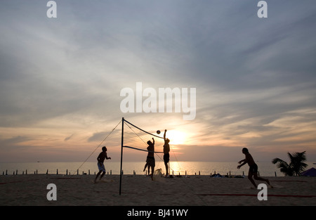 Männer spielen Beach-Volleyball am Karon beach - Phuket - Thailand Stockfoto