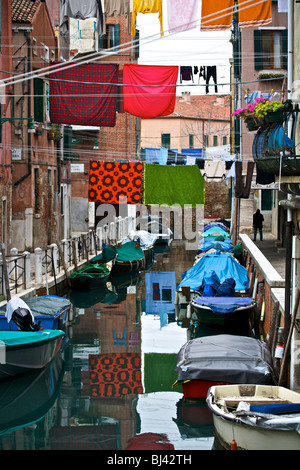 Wäsche hing über einen schmalen Kanal in Venedig, Veneto, Italien Stockfoto