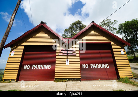 CENTRAL TILBA, Australien – die denkmalgeschützte Hauptstraße von Central Tilba zeigt gut erhaltene Architektur aus dem 19. Jahrhundert. Farbenfrohe Ladenfronten und malerische Cottages säumen die Straße und spiegeln den historischen Charme der Stadt und ihren Status als eines der intaktesten historischen Dörfer in New South Wales wider. Stockfoto