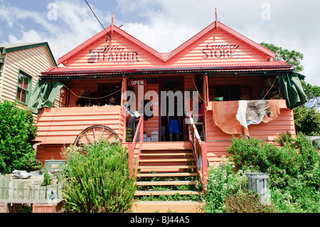 CENTRAL TILBA, Australien – die denkmalgeschützte Hauptstraße von Central Tilba zeigt gut erhaltene Architektur aus dem 19. Jahrhundert. Farbenfrohe Ladenfronten und malerische Cottages säumen die Straße und spiegeln den historischen Charme der Stadt und ihren Status als eines der intaktesten historischen Dörfer in New South Wales wider. Stockfoto