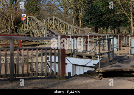 Die Schleusentore und "Mathematical Bridge" an Iffley Lock. Die Brücke ist eine Kopie davon in Cambridge. Oxford, Oxfordshire, Vereinigtes Königreich Stockfoto