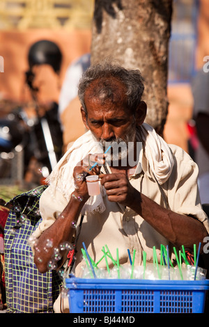 Indien, Kerala, Thrissur, Koorkancherry, Sree Maheswaras Tempel, alte männliche Verkäufer verkaufen Blase bläst kits Stockfoto