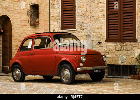 Fiat 500 in malerischen italienischen Dorf. Stockfoto