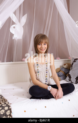 Porträt eines 14-jährigen Mädchens in ihrem Schlafzimmer. Stockfoto