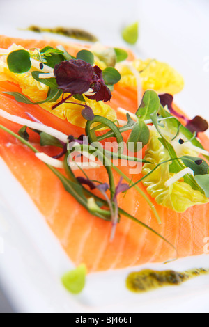 Sashimi-Stil geräucherter Lachs-Salat mit Wasabi Stockfoto