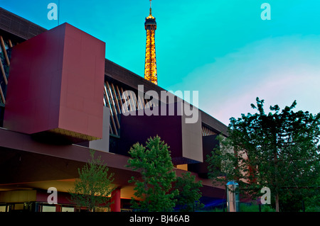 Paris, Frankreich - vor dem Museum der Entwicklungsländer - Quai du Branly, Jacques Chirac, Musee des Arts Premiers, (Kredit-Architekt: Jean Nouvel) Stockfoto