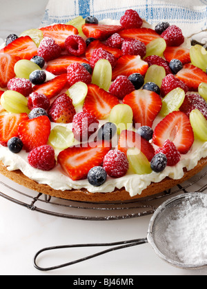 Obst-Pizza auf einem Kuchengitter Stockfoto