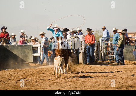 eine Cowgirl konkurriert in der abtrünnigen Abseilen Ereignis während eines Highschool-rodeo Stockfoto