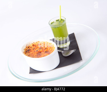 Crème Brûlée mit Mojito Cocktail Stockfoto