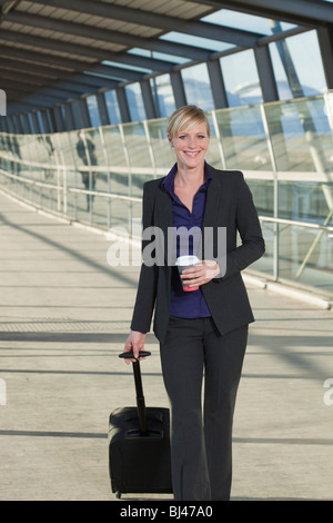 Geschäftsfrau bei skywalk Stockfoto