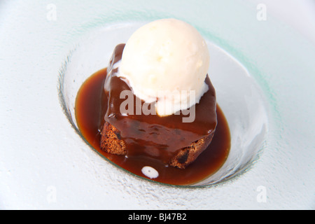 Sticky Toffee Pudding mit Schokoladensauce und Eis Stockfoto