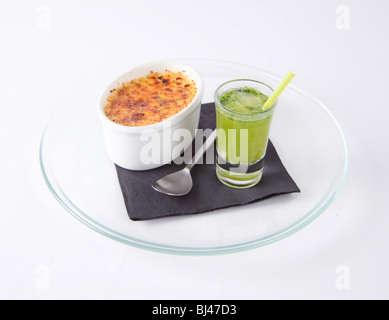 Crème Brûlée mit Mojito Cocktail Stockfoto