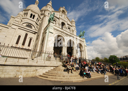 Sacre Coeur mit Massen von Touristen Paris Frankreich Stockfoto