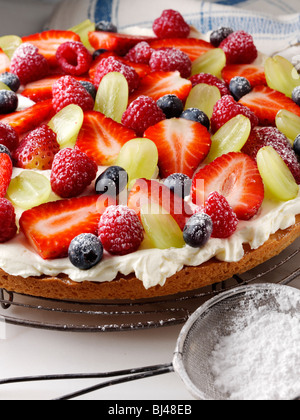 Obst-Pizza auf einem Kuchengitter Stockfoto