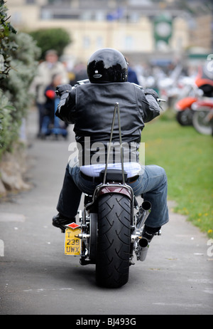 Ein Biker kommt in eine Harley Davidson Motorrad Rallye in Weston-Super-Mare UK Stockfoto