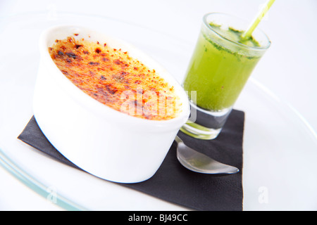 Crème Brûlée mit Mojito Cocktail Stockfoto