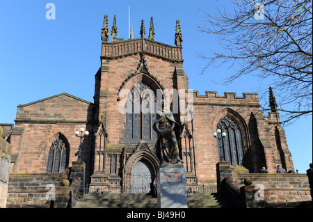 Statue von Lady verfügt und St. Peters Kirche in Wolverhampton England Uk Stockfoto