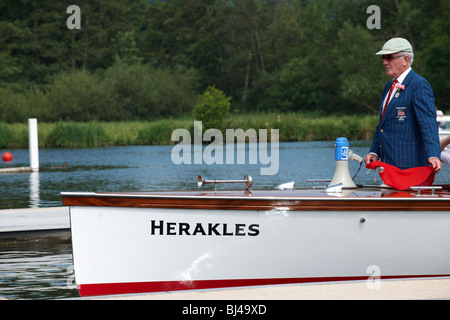 Schiedsrichter im Anschluss an Rennen in Henley Regatta Stockfoto