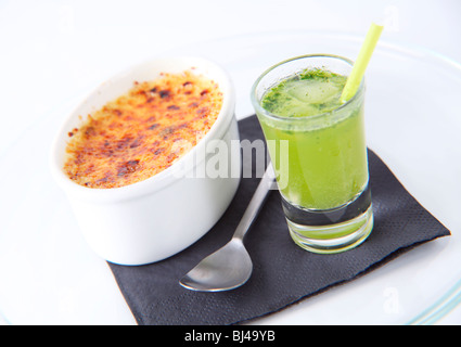 Crème Brûlée mit Mojito Cocktail Stockfoto