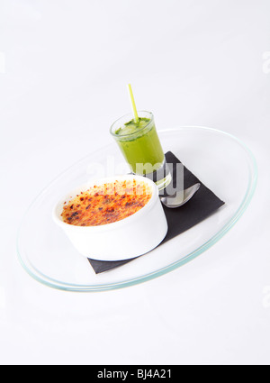 Crème Brûlée mit Mojito Cocktail Stockfoto