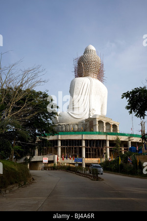 Große weiße Buddha auf dem Hügel in Phuket Stockfoto