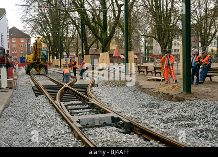 Auftragnehmer die Düsseldorfer Straßenbahn, Deutschland Spuren am Spichernplatz Handauflegen. Stockfoto