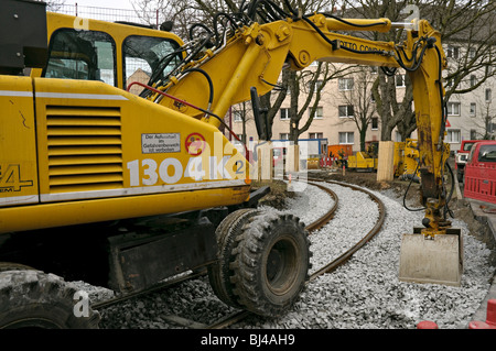 Auftragnehmer die Düsseldorfer Straßenbahn, Deutschland Spuren am Spichernplatz Handauflegen. Stockfoto