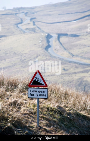 Einen steilen Hügel Straßenschild an der Spitze der Straße von Ambleside Kirkstone Pass im Lake District, bekannt als The Struggle Stockfoto