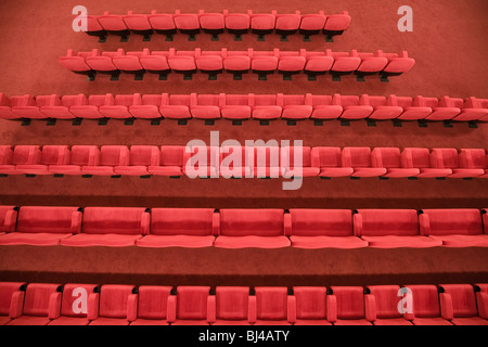 Leeren Kinosaal mit roten Stühlen und Sofa. Stockfoto