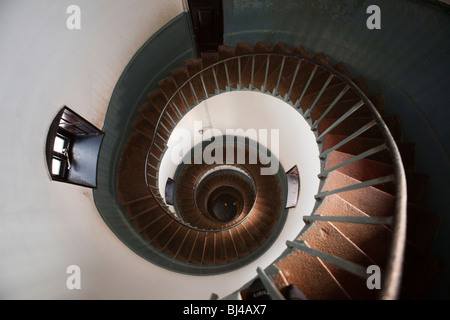 Indien, Kerala, Kollam, Leuchtturm, Innenansicht Blick hinunter Treppe Stockfoto