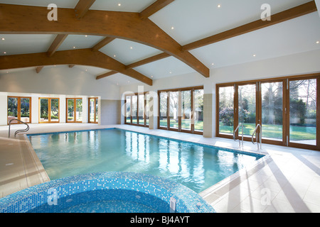 Schwimmbad in einem Haus, das einen hydraulischen Fliesenboden hat. Stockfoto