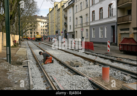 Auftragnehmer die Düsseldorfer Straßenbahn, Deutschland Spuren am Spichernplatz Handauflegen. Stockfoto