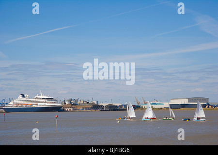 Tilbury, London, Cruise Terminal über Fähren und Yachten Segeln auf Themse, Gravesend, Kent, England, Vereinigtes Königreich, Eur Stockfoto