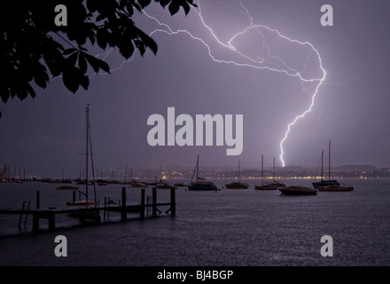 Blitz über Überlingen, gesehen aus Konstanz-Dingelsdorf, Bodensee, Baden-Württemberg, Deutschland, Europa Stockfoto