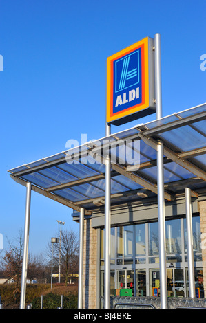 ALDI Supermarkt, Logo. Der alte Showground, Kendal, Cumbria, England, Vereinigtes Königreich, Europa. Stockfoto