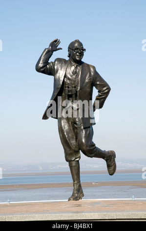 Eric Morecombe Statue auf Morecombe Bay Strand Lancashire uk Komiker Comedy Ernie wise doppelte handeln Bronze Denkmal Stockfoto