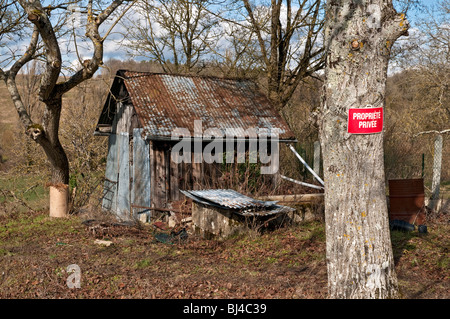 Kleine Schuppen auf Private Eigenschaft - Frankreich. Stockfoto