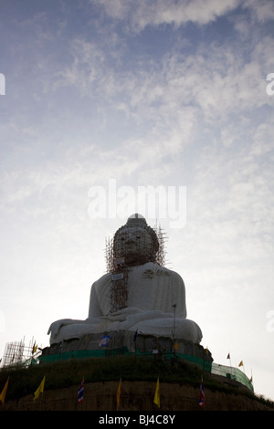 Große weiße Buddha auf dem Hügel in Phuket Stockfoto