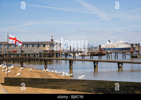 Riverside mit Royal Terrace Pier und Tilbury, London, Cruise Terminal, Gravesend, Kent, England, Vereinigtes Königreich, Europa Stockfoto