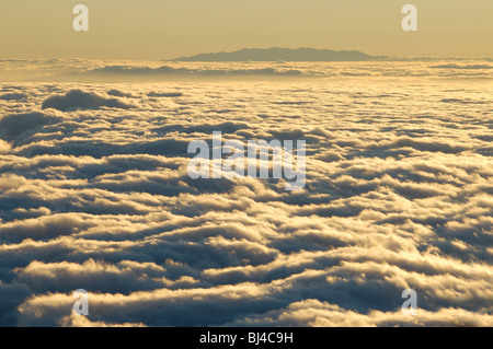 Spanien, Kanarische Inseln, Teneriffa Teide-Nationalpark, Blick auf Meer von Wolken von der Passatwind bei Sonnenuntergang, La Palma am Horizont Stockfoto